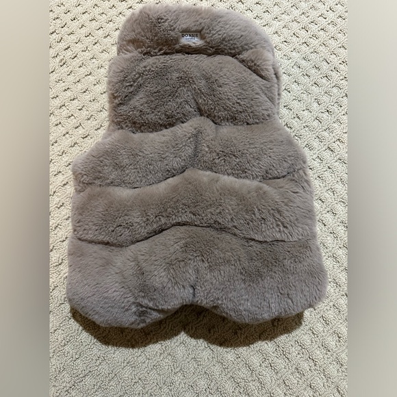 DONSJE Amsterdam Cream Faux Fur Sleeveless Jacket - Picture 5 of 7